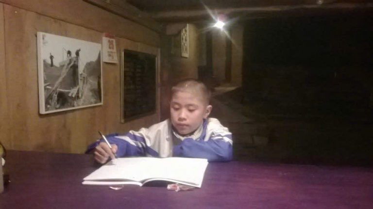 Bảo đang ghi chép bài học